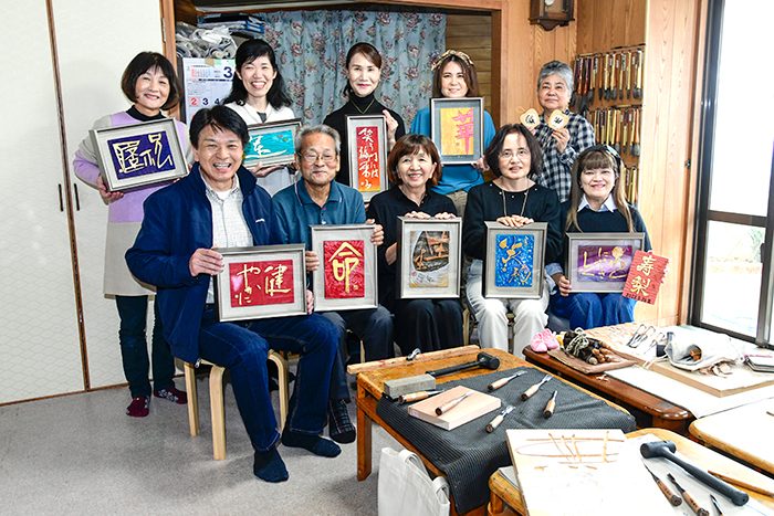 書と彫りが織りなす新たな表現 沖縄 萬座の会