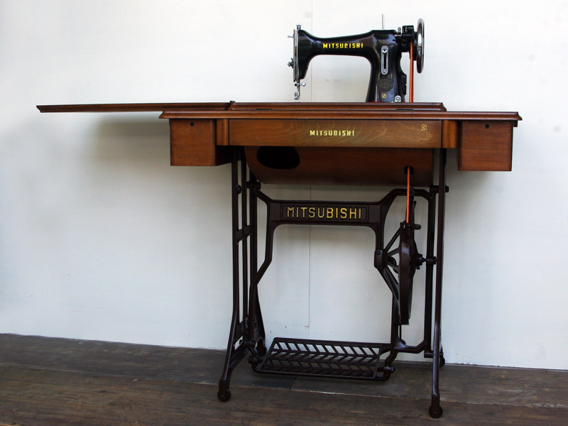 No.575 MITSUBISHI 三菱電機製 家庭用足踏みミシン：アンティーク
