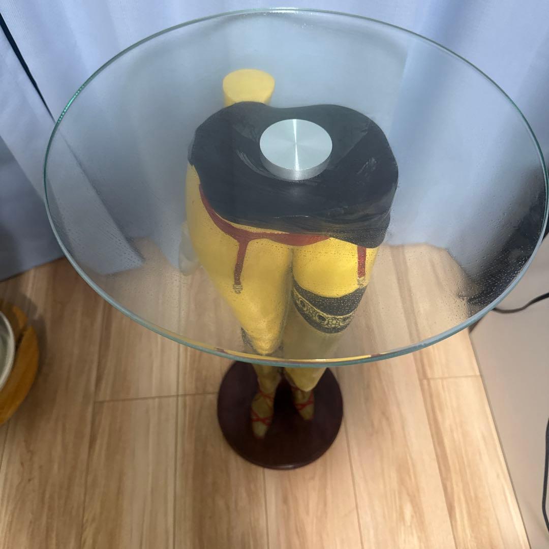 赤いヒールのバベットサイドテーブル