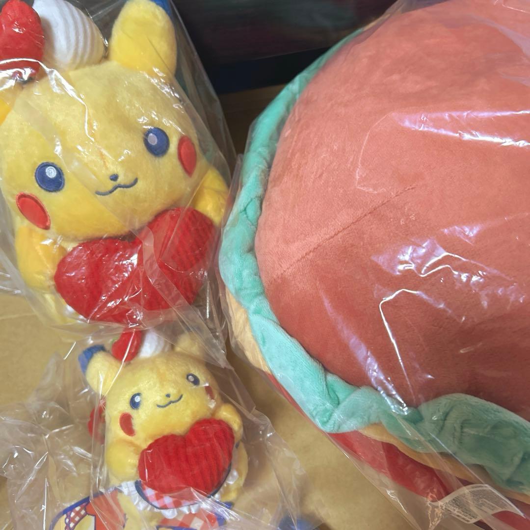 PIKACHU DINER ピカチュウダイナー　クッション　ぬいぐるみ　新品