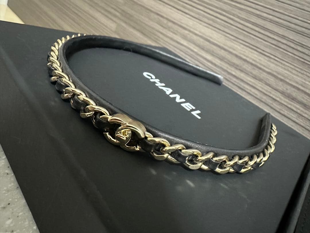 CHANEL チェーンカチューシャ/レザーヘアバンド　ブラック×ゴールド