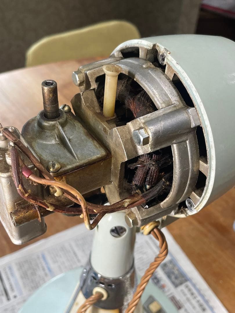 DarkBlue の涼しげな羽根/ランプも光る！ 暑夏をecoに乗切る東芝扇風機