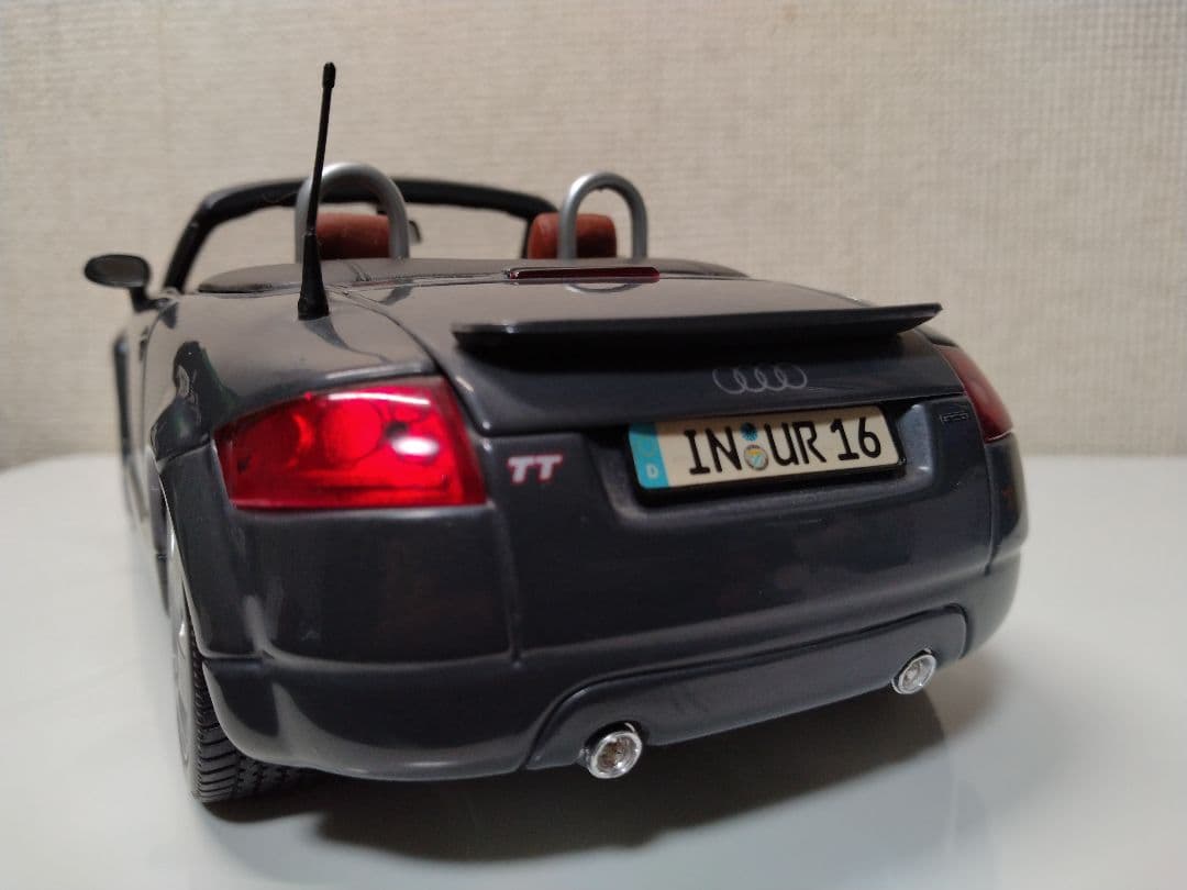 Audi TT ロードスター　1/18