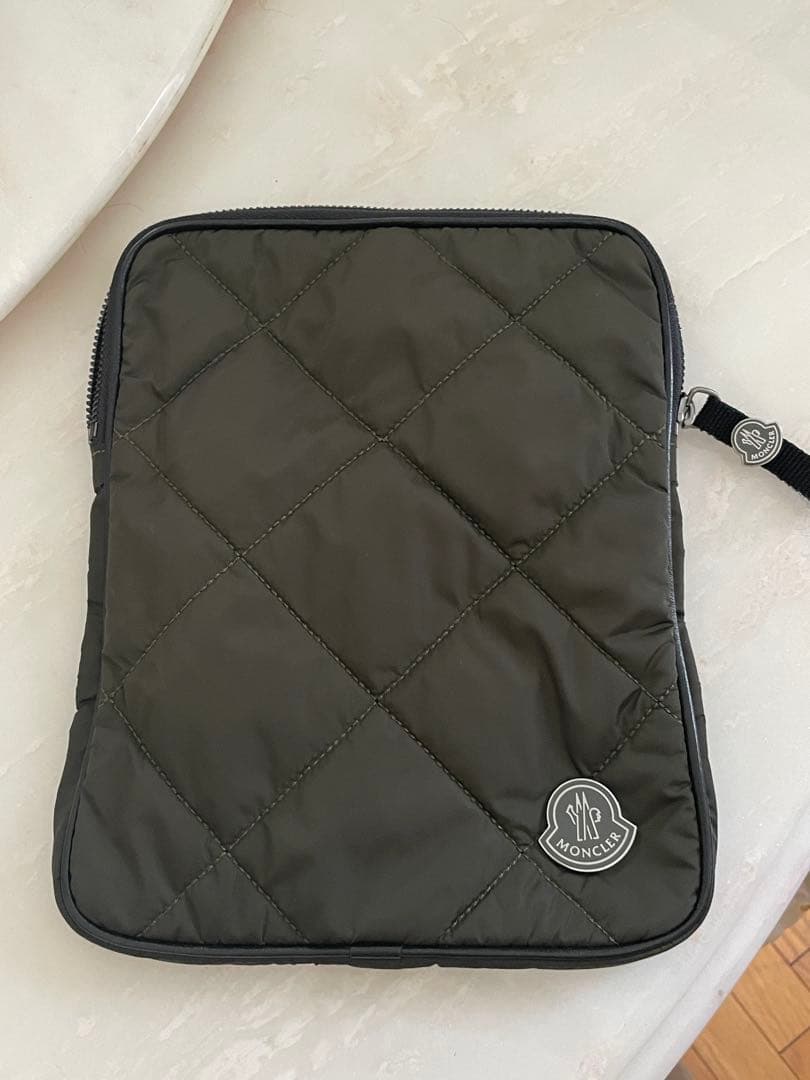 モンクレール　オリーブグリーン iPadケース キルティングデザイン モンクレール オリーブグリーン iPadケース キルティングデザイン