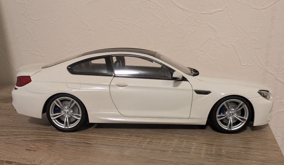 【美品】BMW M6 F13 ホワイト 1/18 モデルカー