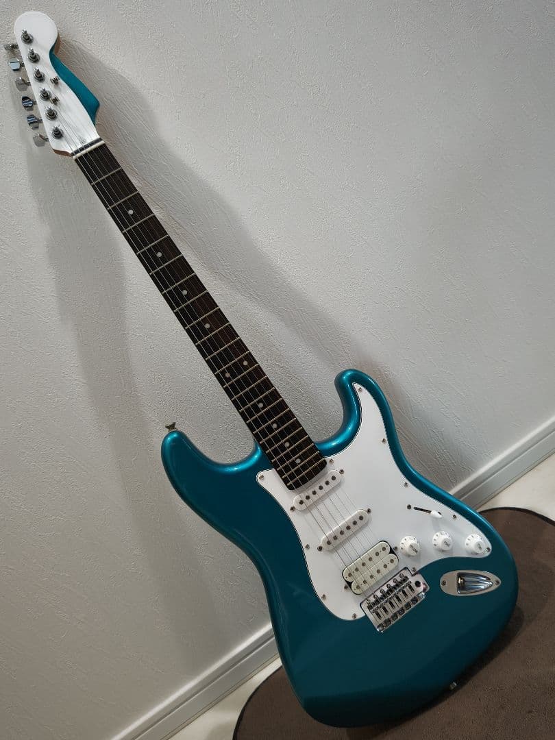 ストラトキャスターエレキギター ターコイズブルー