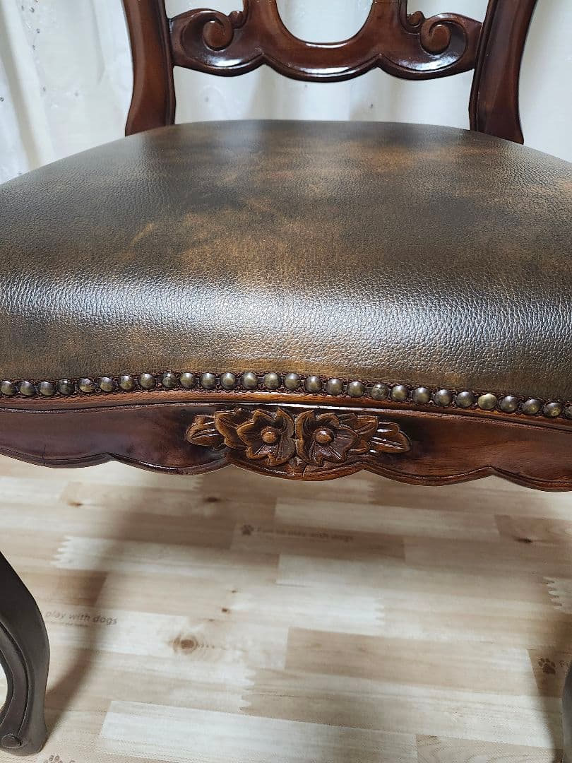 装飾的な彫刻付きブラウン椅子アンティークチェア