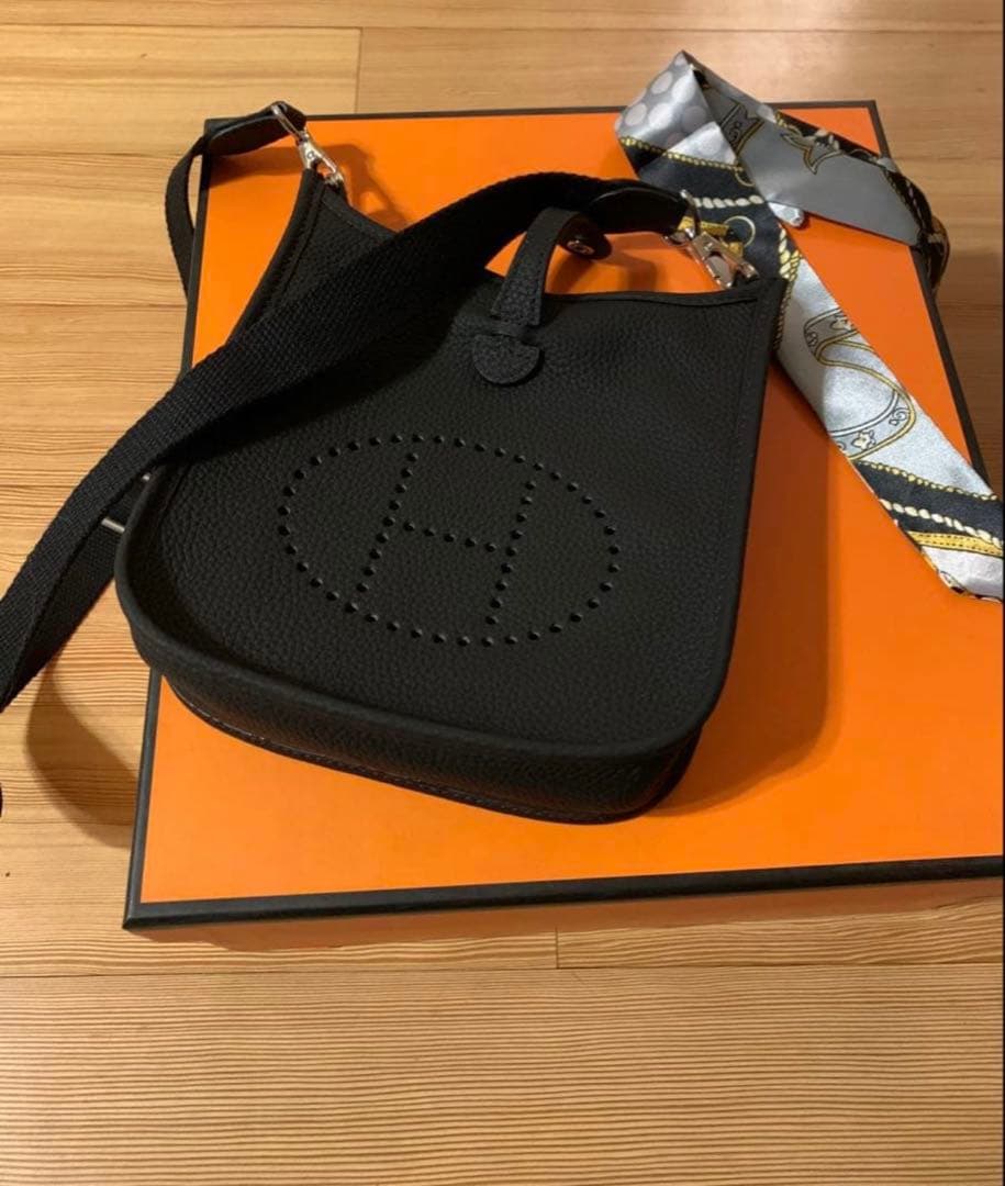 新品未使用 ショルダーバッグ Hパンチング 高級革 ブラック