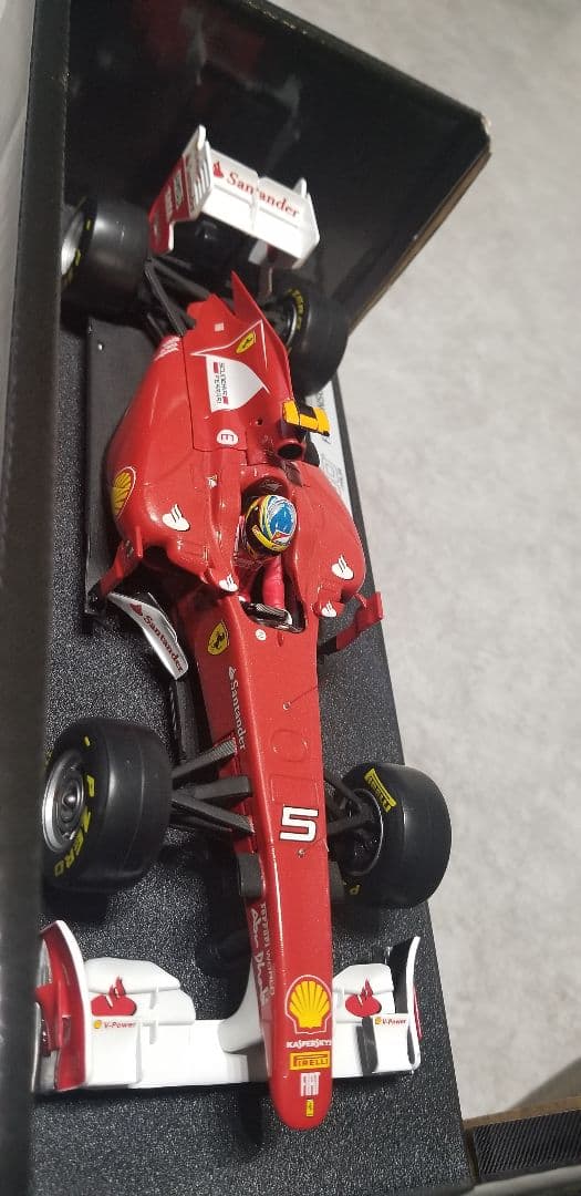 マテル　フェラーリ 150°ITALIA　F.アロンソ　1/18