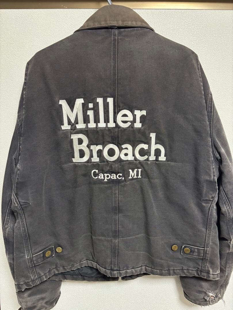 年末セールCarhartt ダークグレー デトロイトジャケット Jeff刺繍付き