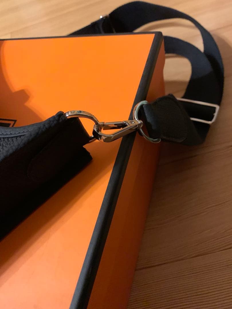 Hロゴ Hパンチング ショルダーバッグ ストラップ 高級革 ブラック