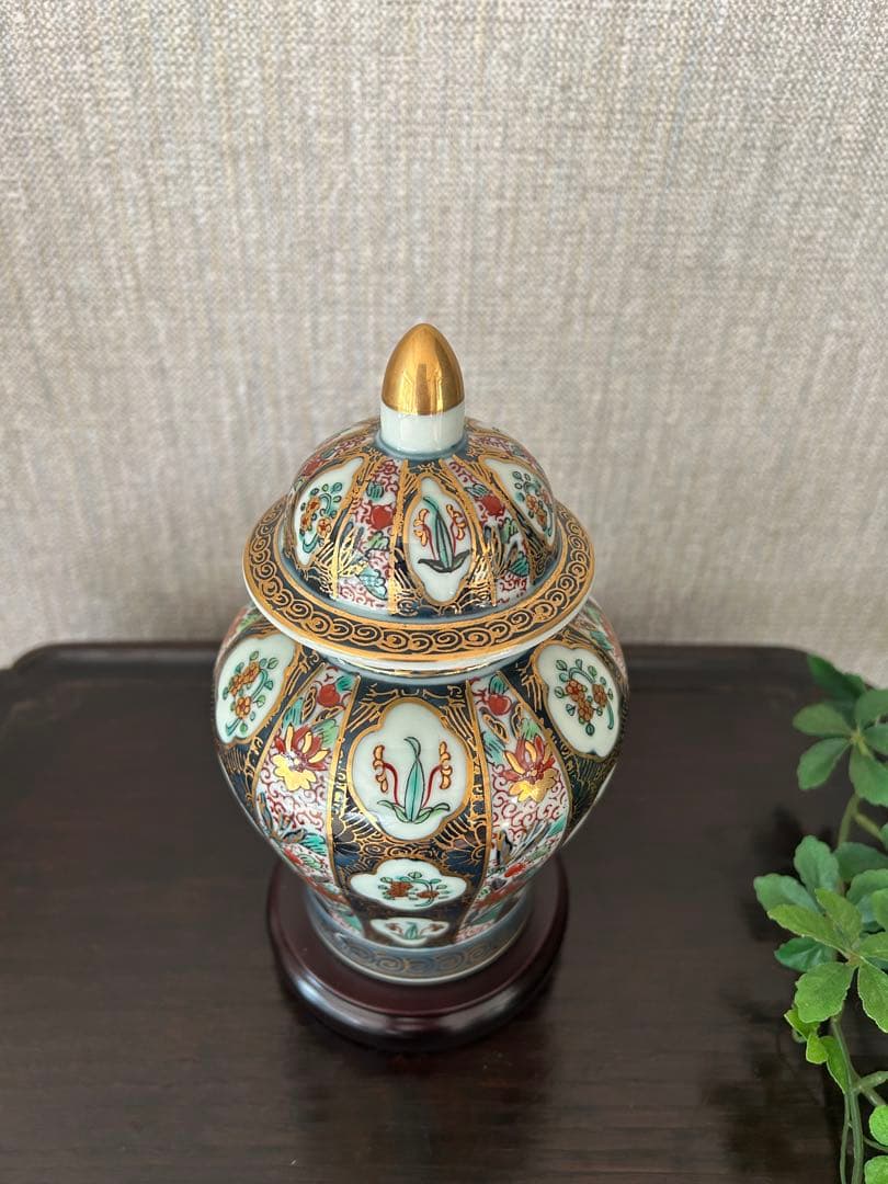 有田焼 古伊万里更紗 沈香壺 飾り壺 金彩多色花柄 箱あり - メルカリ