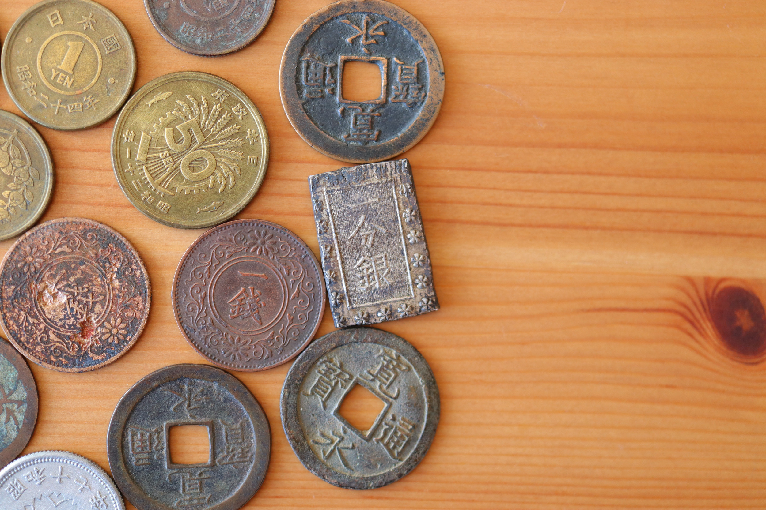 か*つ様 古銭庄内豆板銀など雑銭まとめて 桐箱付 古銭近代貨幣穴銭銀貨