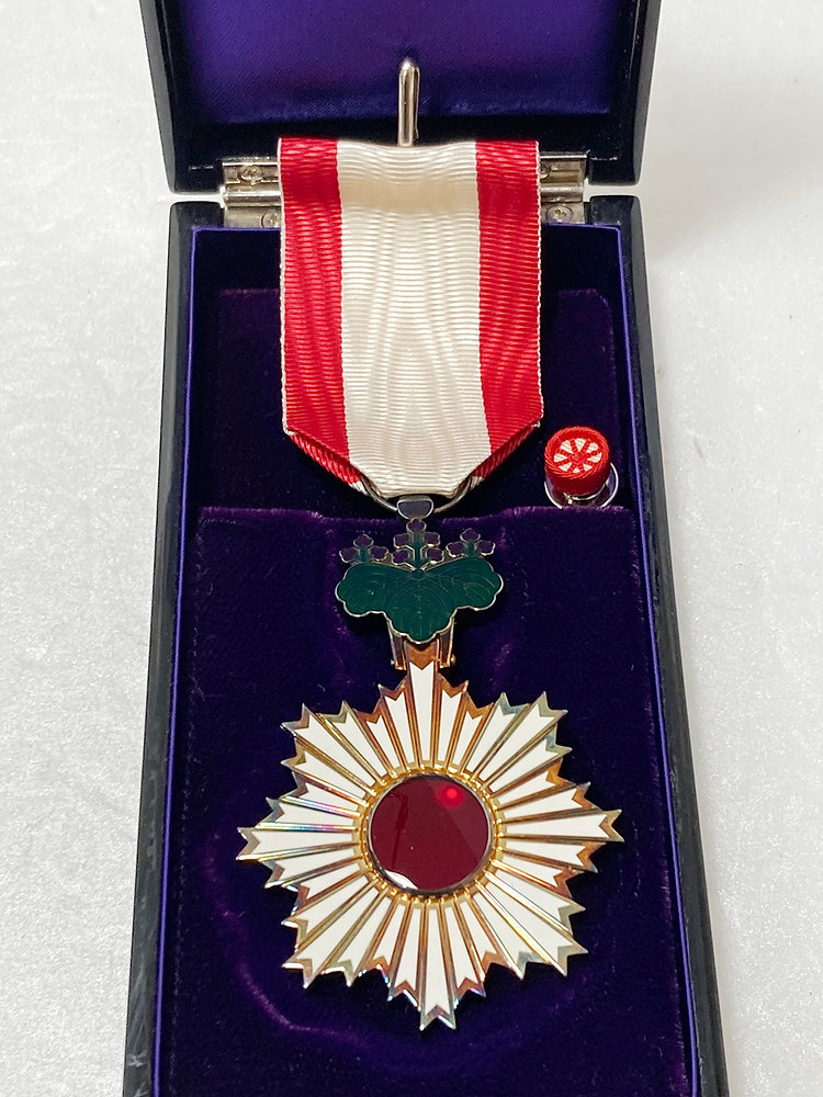 旭日単光章 (旧勲六等旭日章)☆(共箱、略綬無し) 【公式通販】