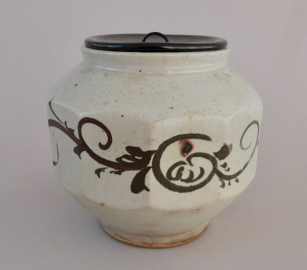 朝鮮美術 陶磁器 | 李朝白磁鉄絵辰砂葡萄文面取壺 | gallery陽々youyou