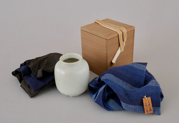 朝鮮美術 陶磁器 | 李朝白磁小壺 李朝後期 18世紀 | gallery陽々youyou