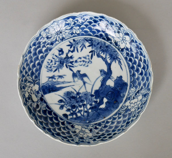 中国 青いドラゴン模様の陶器皿 大皿 中国 青いドラゴン模様の陶器皿