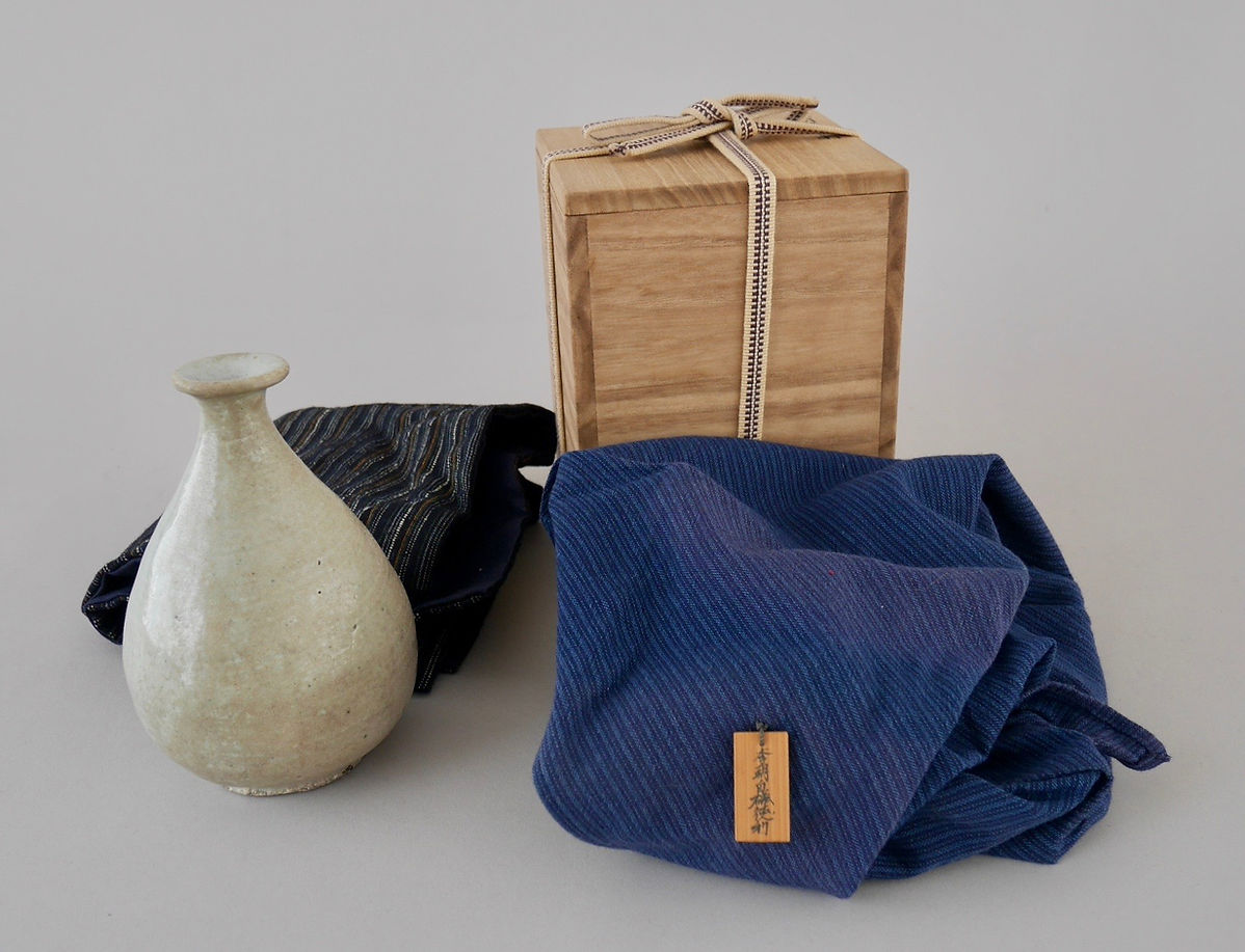 李朝、高麗白磁椀、ふく紗、無傷。桐箱。 李朝、高麗白磁椀、ふく紗