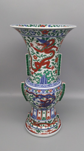 白磁器の花瓶です山水画の上に盛り上がった 立体画の龍ドラゴン