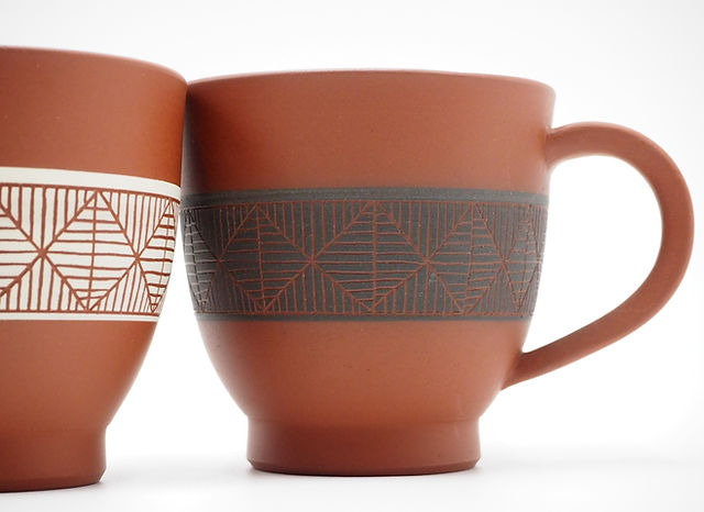 佐渡無明異焼 国三窯 鉄釉大徳利 高さ47cm 背景の