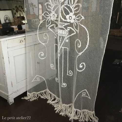 アンティークフランス ローズ刺繍とフィレレースのタッセルフリンジ付