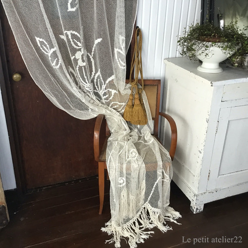 アンティークフランス ローズ刺繍とフィレレースのタッセルフリンジ付