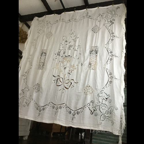 アンティークフランス ローズ刺繍とフィレレースのタッセルフリンジ付