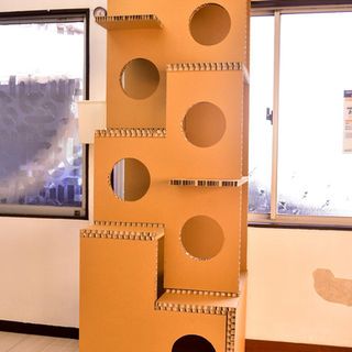 猫が自由自在に遊べるキャットタワー「にゃんぐるタワー」*紙製