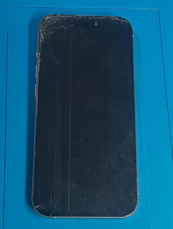iPhone 15 Pro｜画面割れで表示不能になった症状の修理事例