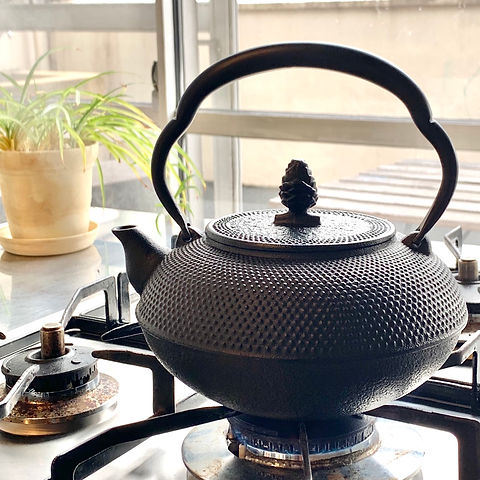 南部鉄器 三厳堂の鉄瓶 三厳堂 (サンゲンドウ) 鉄瓶 南部鉄器｜